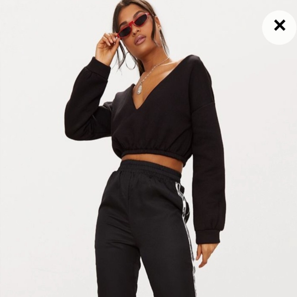 PrettyLittleThing Black V-Neck Cropped Sweat Top